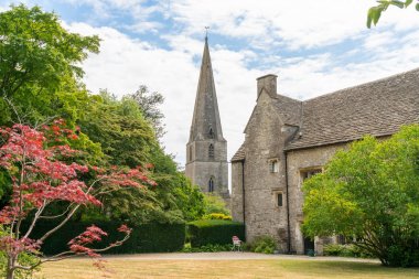 Bisley'deki All Saints kilisesi, Gloucestershire, Birleşik Krallık'ta pitoresk bir Cotswold köyü