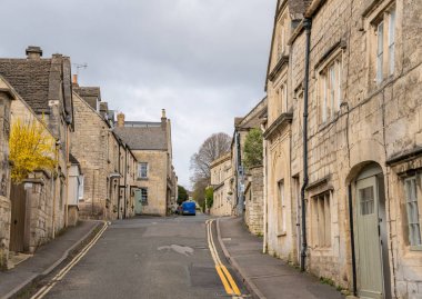 Cotswolds Kraliçesi olarak bilinen Painswick'in dar sokakları. Evler çoğunlukla bal renkli Cotswold Stone inşa edilmiştir. Birleşik Krallık