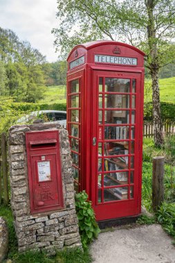 Red British telefon kulübesi ve Post Box Sheepscombe, Cotswolds, İngiltere