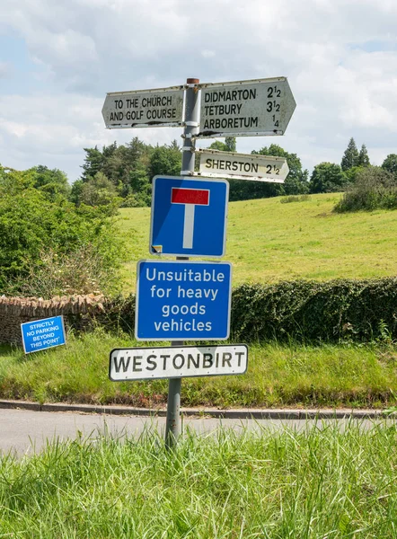Segnaletica Sovraccaricata Nel Villaggio Westonbirt Cotswolds Gloucestershire Regno Unito — Foto Stock