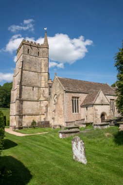 Hawkesbury, Güney Gloucestershire, İngiltere'deki Meryem Ana Kilisesi. 12. yüzyılda daha sonraki eklemelerle inşa edilen I. Derece lik bir bina listelenmiştir..