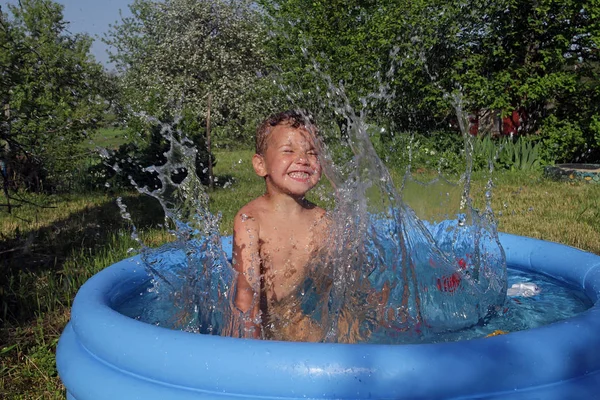 Băiețelul Joacă Foarte Emoțional Râde Apa Piscina Albastră Copiilor — Fotografie, imagine de stoc