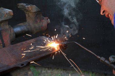 Bir gaz ana ve bir elektrik kaynakçı adamdır. Ne zaman Kaynak Makinası, parlak faaliyettedir sinek kıvılcım. Bir adam metal parçalar kaynak.