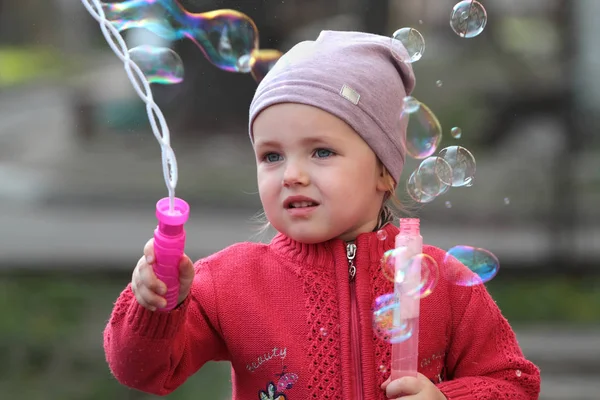 Meisje blaast zeepbellen — Stockfoto