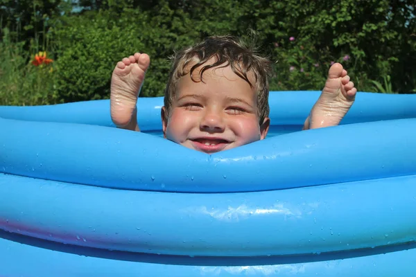 Băiețelul Face Baie Într Piscină Gonflabilă — Fotografie, imagine de stoc