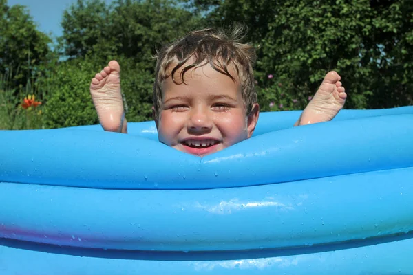 Băiețelul Face Baie Într Piscină Gonflabilă — Fotografie, imagine de stoc