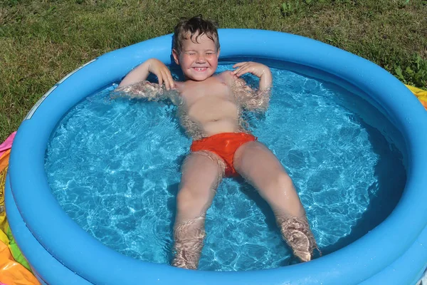 Kleine Jongen Baadt Een Opblaasbaar Zwembad — Stockfoto