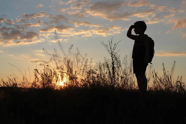 Baby Jongen Met Een Rugzak Kijkt Naar Zonsondergang Met Zijn — Stockfoto