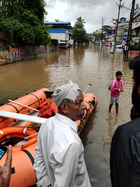 Nilambur Kerala Indie Sierpnia 2019 Ludzie Zgromadzeni Pobliżu Powodzi Dotkniętych — Zdjęcie stockowe