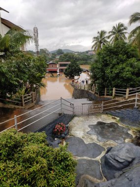 Nilambur, Kerala, Hindistan - 09 Ağustos 2019: Janathapadi'de selden etkilenen sokağın Küçük Çiçek Forane Kilisesi, Nilambur mağarasından görünümü. Binalar sel suyuna batırılmış görülebilir.