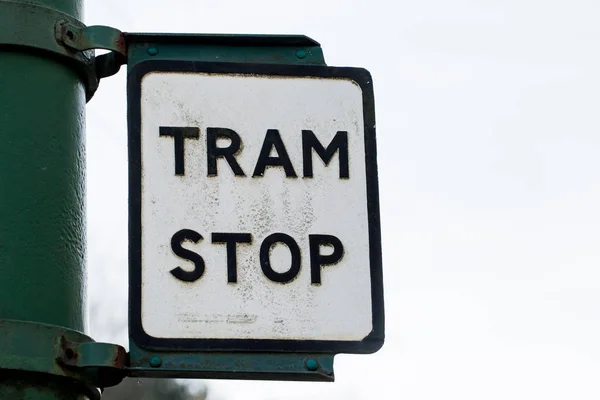 Eski retro vintage paslı tramvay durağı işaret