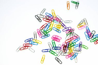 Beyaz arkaplanda çok renkli metal ve plastik ataçlar 