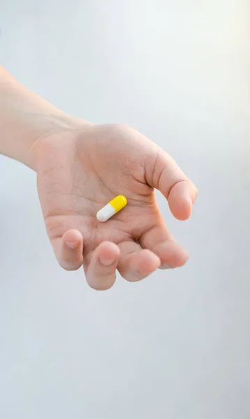 White Yellow Pill Form Capsule Lies Outstretched Female Hand — Stock Photo, Image