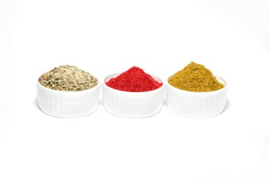 Kavanoz beyaz zemin üzerine kırmızı biber