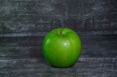 yeşil elma ahşap masada