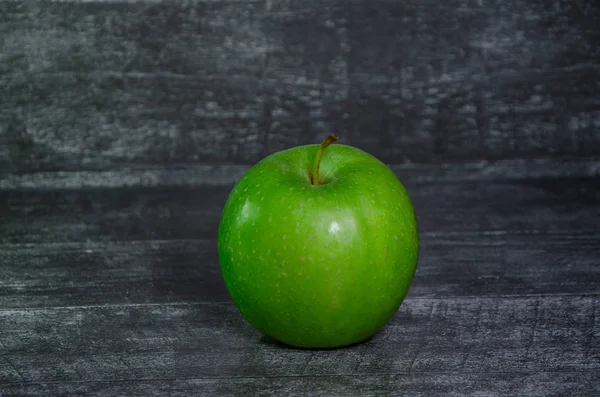 yeşil elma ahşap masada