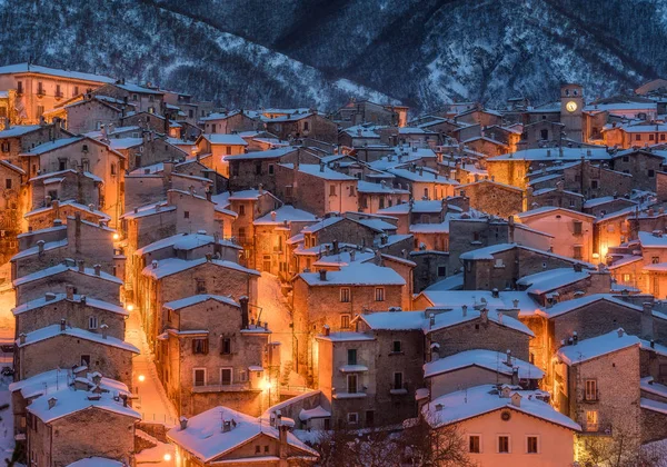 Красивый Сканно Покрытый Снегом Холодным Зимним Вечером Абруццо Центральная Италия — стоковое фото
