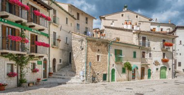 Civitella Alfedena yaz öğleden sonra. L 'Aquila Eyaleti, Abruzzo Ulusal Parkı, Italya.