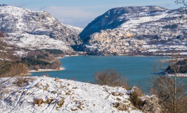 Kış sezonunda Barrea panoramik manzarası. Province of l 'Aquila, Abruzzo, Italya.