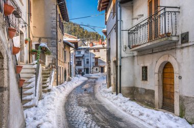 Güneşli bir kış öğleden sonra Pescasseroli. Abruzzo Ulusal Parkı, Italya.