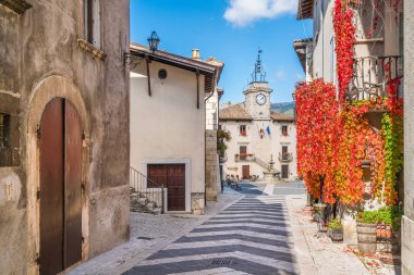 Pitoresk köy, Pescocostanzo güneşli bir günde. Abruzzo, orta İtalya.