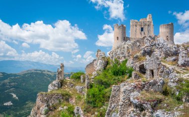 Rocca Calascio, dağ Tepesi Kalesi veya Rocca in l 'Aquila Province in Abruzzo, Italya.