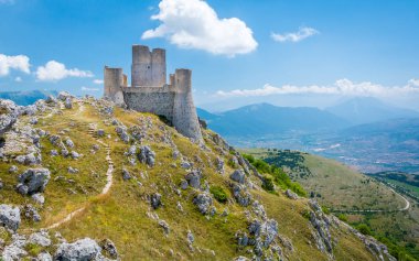 Rocca Calascio, dağ Tepesi Kalesi veya Rocca in l 'Aquila Province in Abruzzo, Italya.