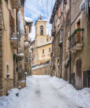 Güzel Scanno kış sezonunda kar kaplı. Abruzzo, orta Italya.