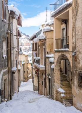 Güzel Scanno kış sezonunda kar kaplı. Abruzzo, orta Italya.