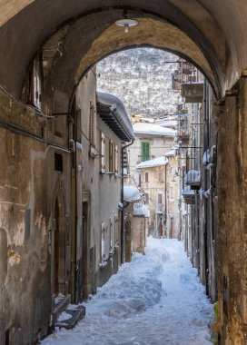 Güzel Scanno kış sezonunda kar kaplı. Abruzzo, orta Italya.