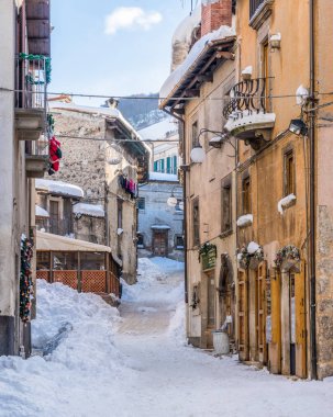 Güzel Scanno kış sezonunda kar kaplı. Abruzzo, orta Italya.