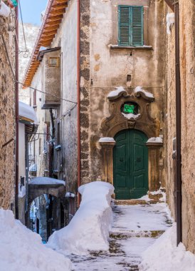 Güzel Scanno kış sezonunda kar kaplı. Abruzzo, orta Italya.