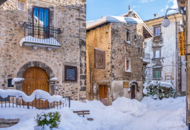 Güzel Scanno kış sezonunda kar kaplı. Abruzzo, orta Italya.