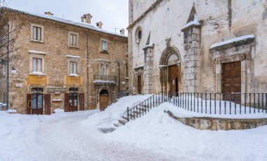 Güzel Scanno kış sezonunda kar kaplı. Abruzzo, orta Italya.