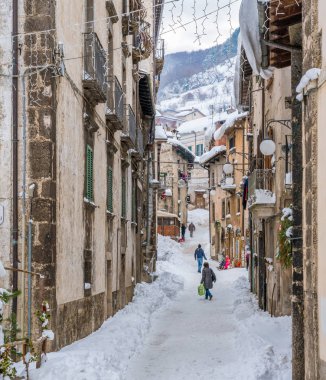 Güzel Scanno kış sezonunda kar kaplı. Abruzzo, orta Italya.