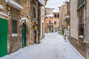Güzel Scanno kış sezonunda kar kaplı. Abruzzo, orta Italya.