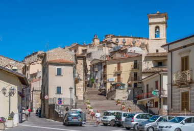 Villalago 'da güneşli yaz sabahı, Italya 'nın Abruzzo bölgesinde l 'Aquila Eyaleti.