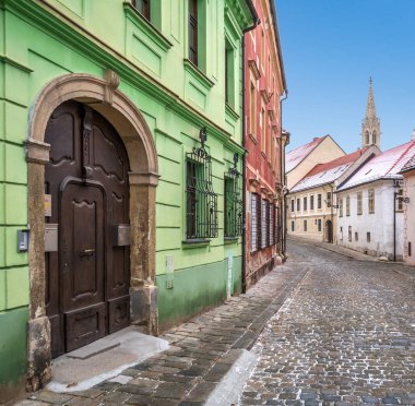 Bir kış sabahı Bratislava sokakta Kapitulska.