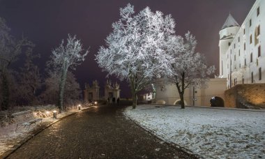 Karlı kış gecesi Bratislava castle Hill, Slovakya.
