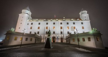 Bratislava Castle bir karlı kış gece, Slovakya.