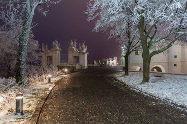 Karlı kış gecesi Bratislava castle Hill, Slovakya.