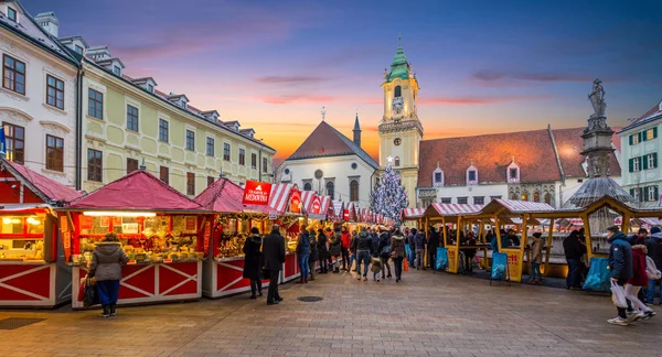 Gün batımında, Slovakya Bratislava ana meydanında Noel pazarı.