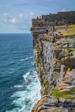 Dun Aengus kayalıkları üzerinde turistler, Inishmore, Irlanda