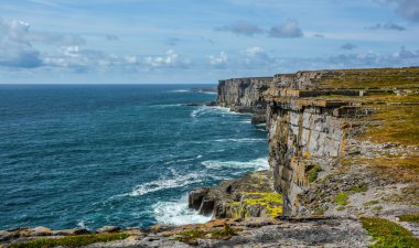 Inishmore, Aran Islands, Irlanda 'daki muhteşem kayalıklar.