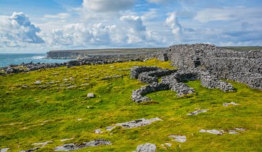 Inishmore, Aran Islands, Irlanda 'da harap bir kale