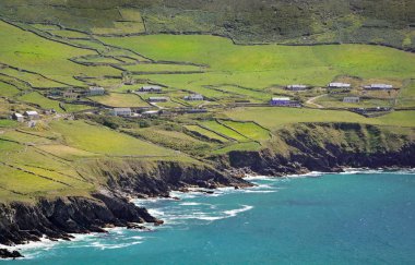 Kayalıklardan yakınındaki Coumeenoole, Dingle Yarımadası, İrlanda