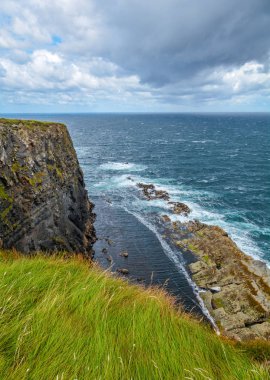 Uçurum ve dalgalar yakınındaki Kilkee, County Clare, İrlanda