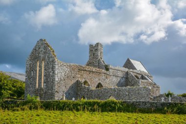 Sabah, County Clare, İrlanda Burren bölgesinin kuzeyinde yer manastır manastır manastırda Corcomroe