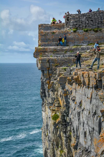 Dun Aengus kayalıkları üzerinde turistler, Inishmore, Irlanda