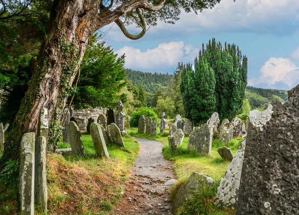 Yol arasında mezar taşları Glendalough manastır sitedeki, County Wicklow, Ireland